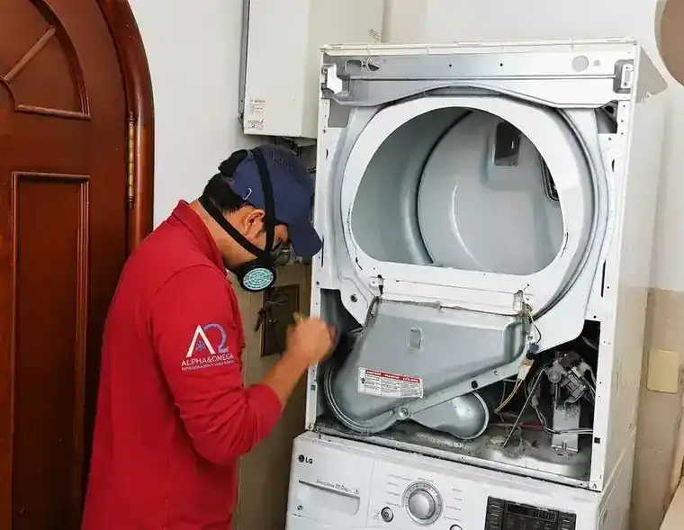 Técnico reparando lavasecadora a domicilio