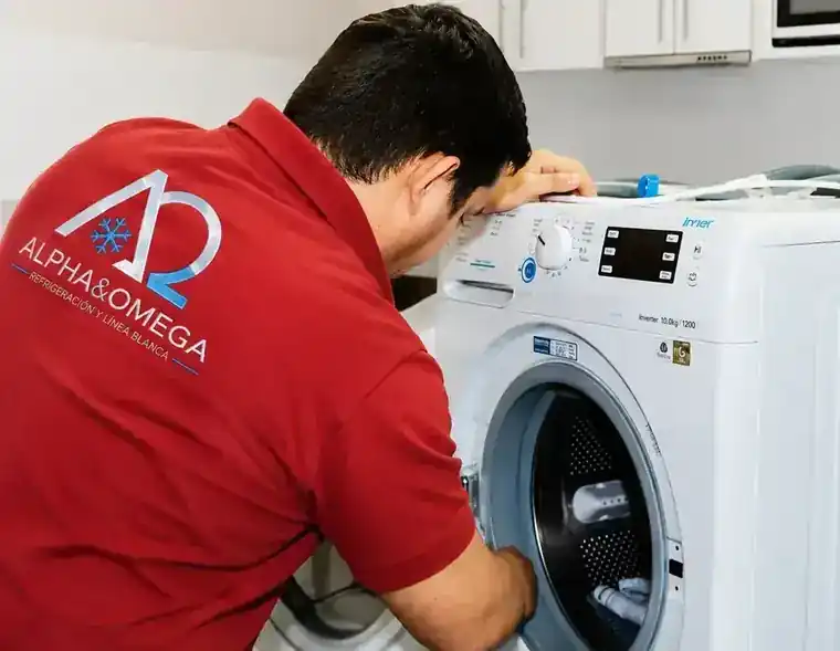 Técnico de Alpha&Omega revisando lavadora de carga frontal