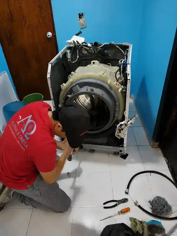 Técnico certificado reparando lavadora automática