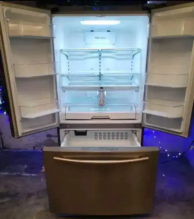 Refrigerador de puertas francesas reparado por Alpha&Omega